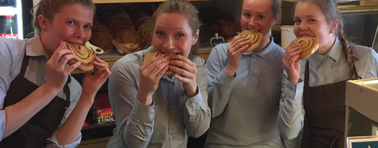 Kafe og personalet med Jeanett spiser kanelbolle