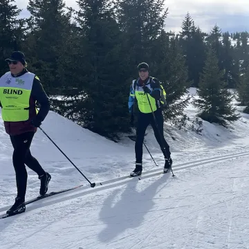 Blind skiløper med guide i Nordseter Fjellpark